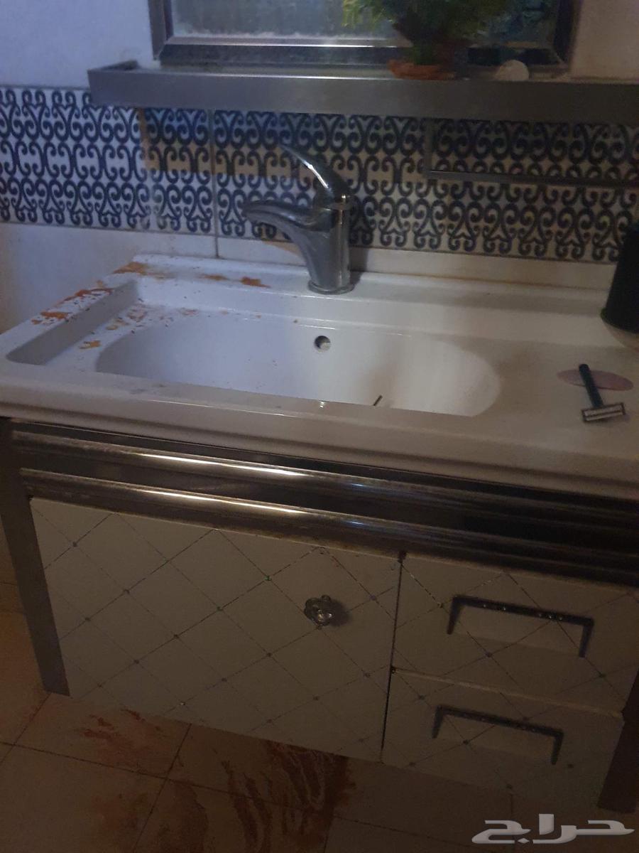 للبيع مستعجل فريزر ومكيف مركزي ومغسلة مع مرايه وباب حديد64573376160259111