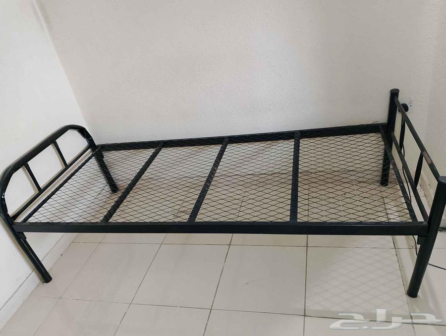 Iron bed with fiber mattress in excellent condition with small desk64557099558529112