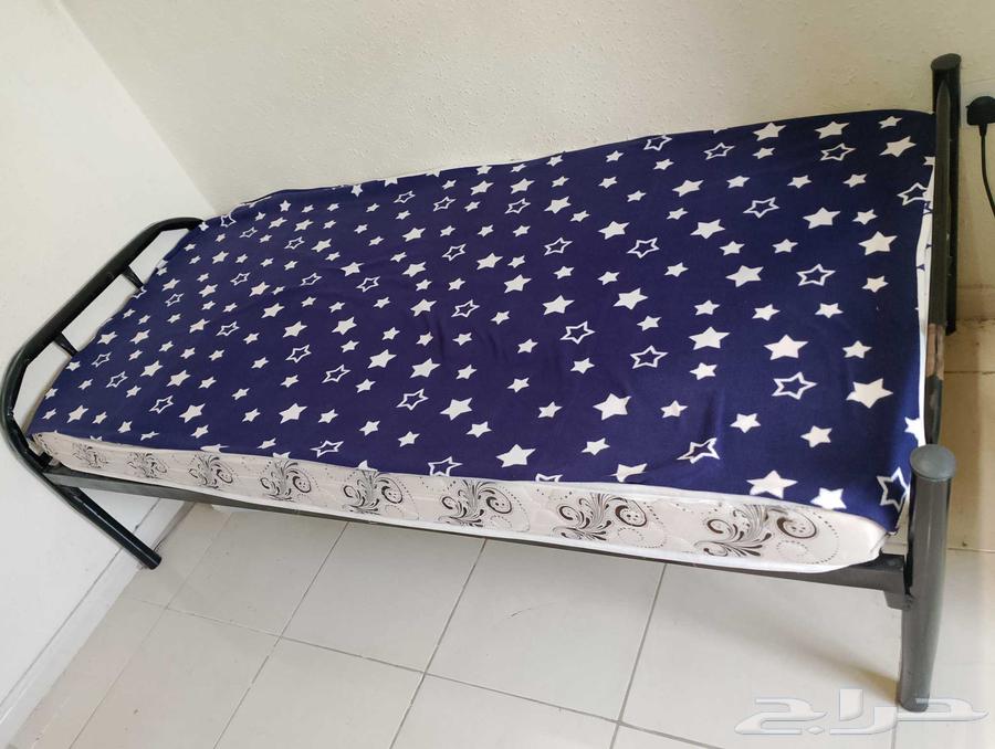 Iron bed with fiber mattress in excellent condition with small desk64557099558529111