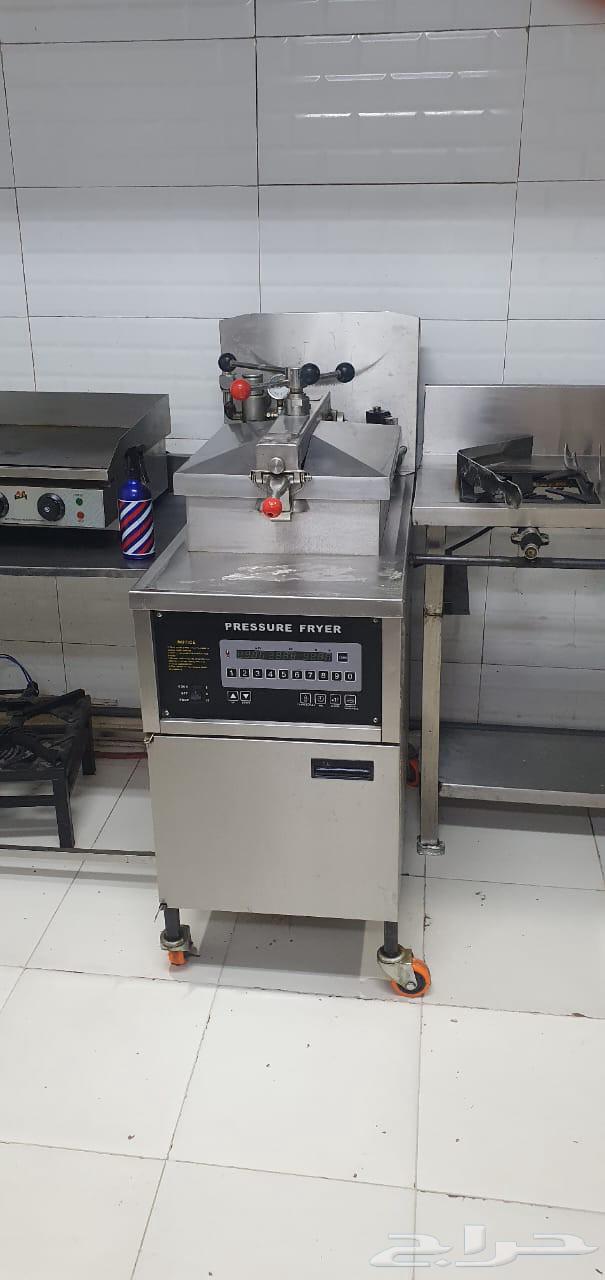 اغراض مطعم ثلاجة و فريزر وماكينة بروستد وجريل وفرن وقلايات64575670993923114