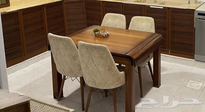 طاولة رباعية مع كراسي بحالة ممتازة64573783065985110