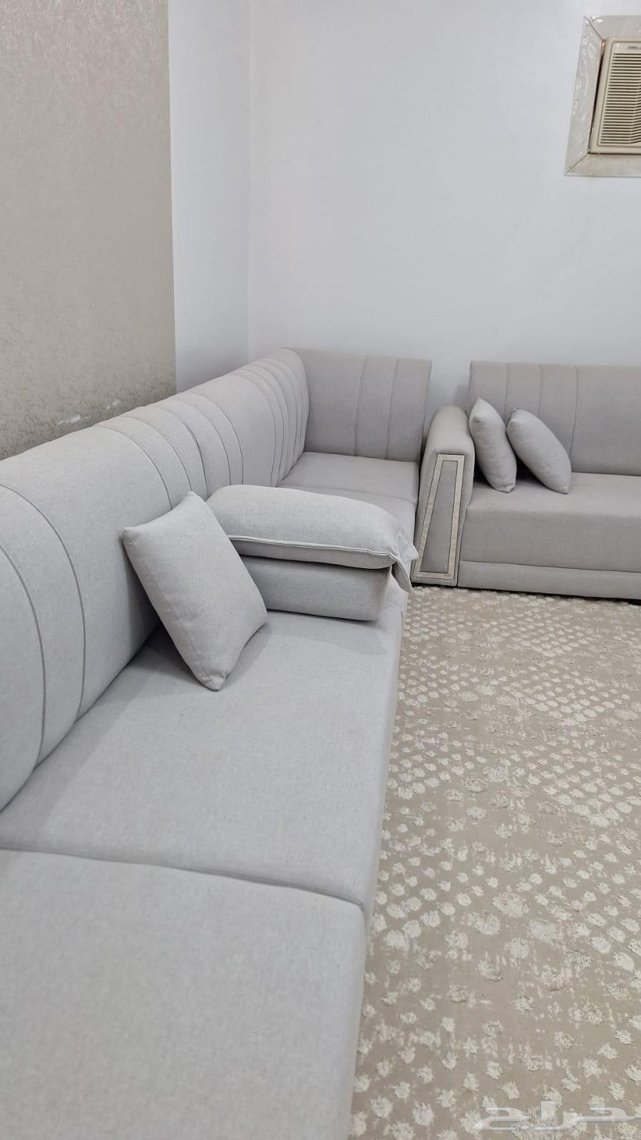 يوجد لدي كنب نظيف جدا جدا بحاله ممتازه مع الفرشه64574901977602111