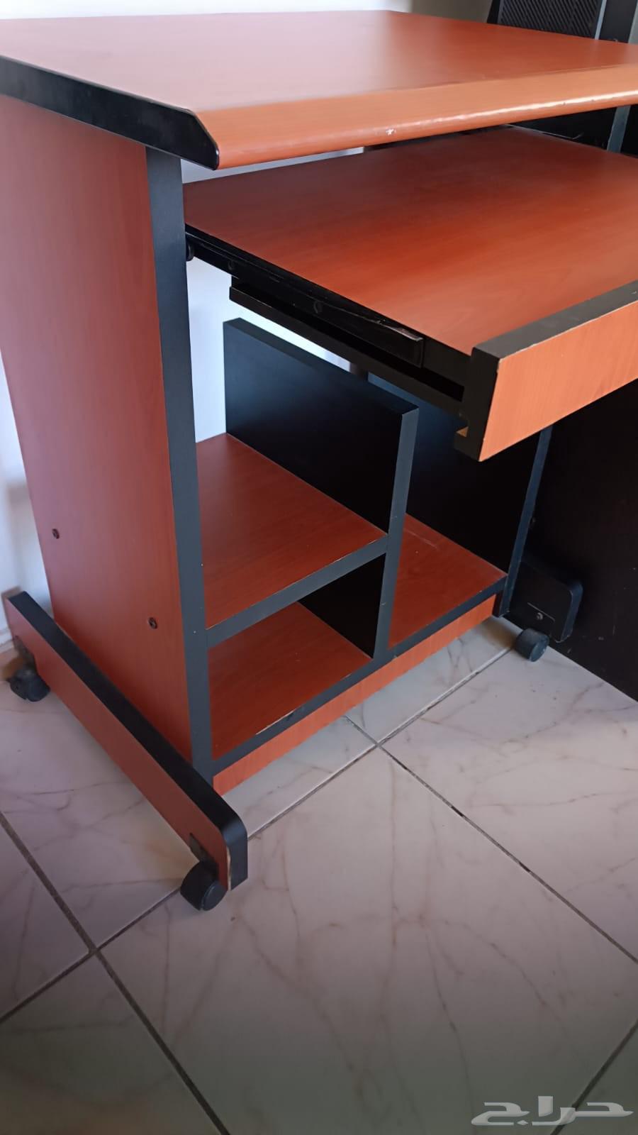 Computer with table and accessories64577276209923114