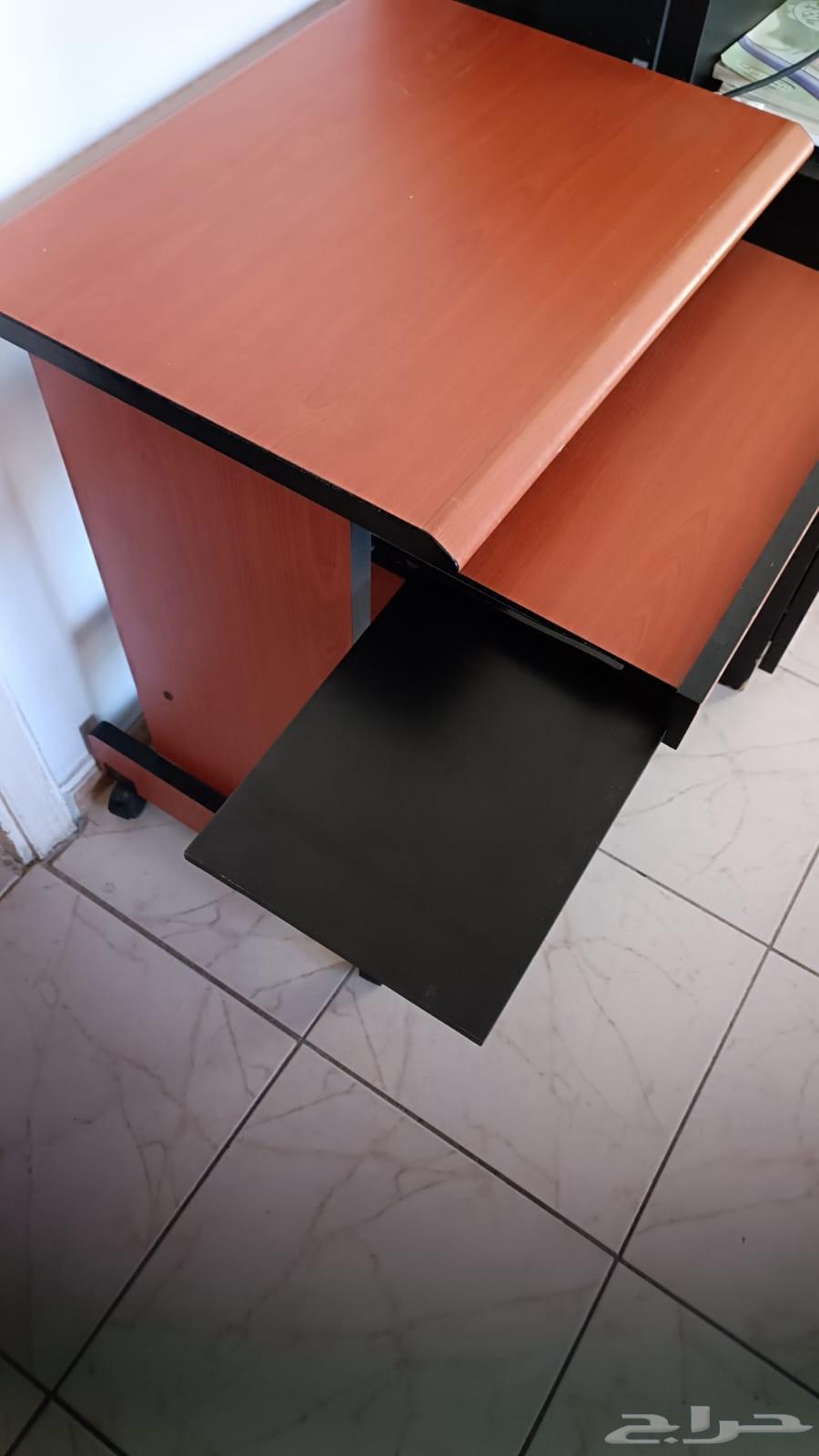 Computer with table and accessories64577276209923113