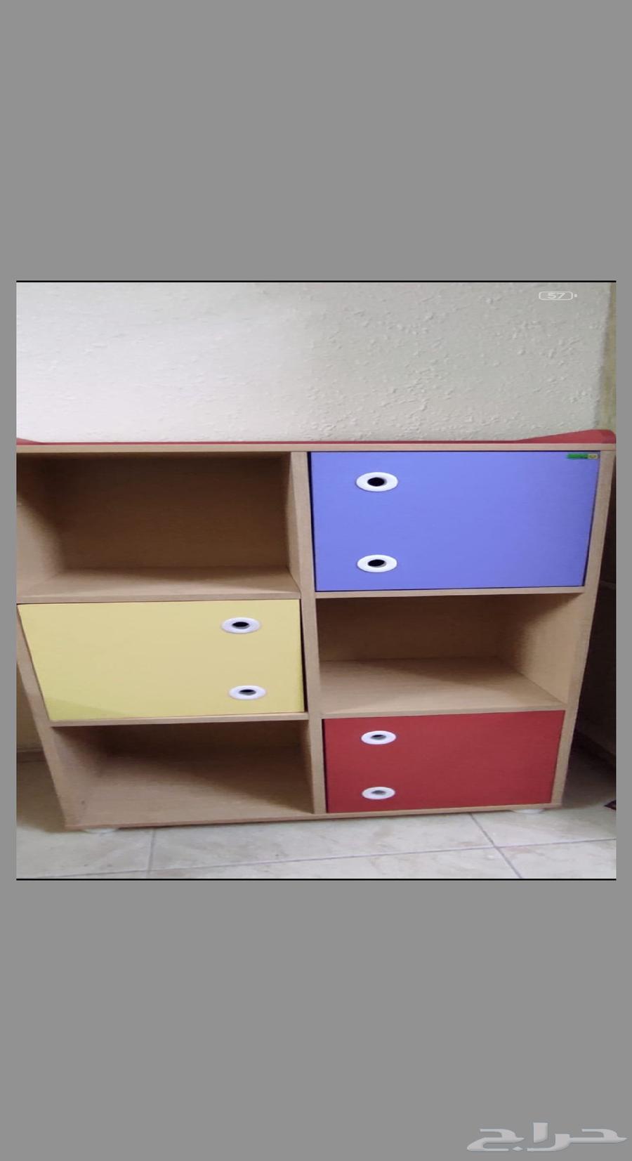 دولاب مع طاولة خشب نظيفة ألوان جميلة تناسب أولاد وبنات64580130233219110
