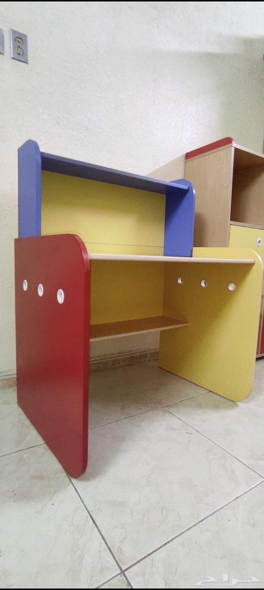 دولاب مع طاولة خشب نظيفة ألوان جميلة تناسب أولاد وبنات64580130233219111