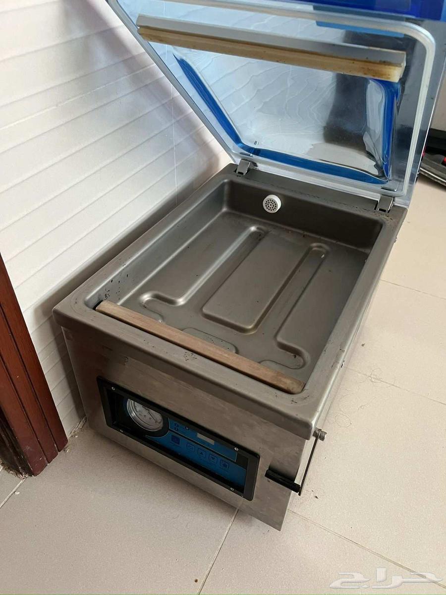 ماكينة تفريغ الهواء فاكيوم على الطاولة64581676655873112