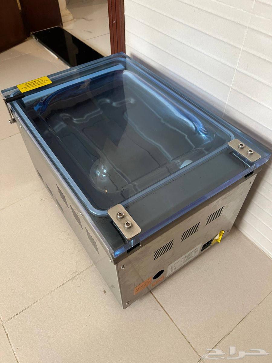 ماكينة تفريغ الهواء فاكيوم على الطاولة64581676655873110