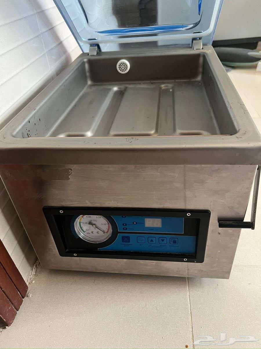 ماكينة تفريغ الهواء فاكيوم على الطاولة64581676655873113