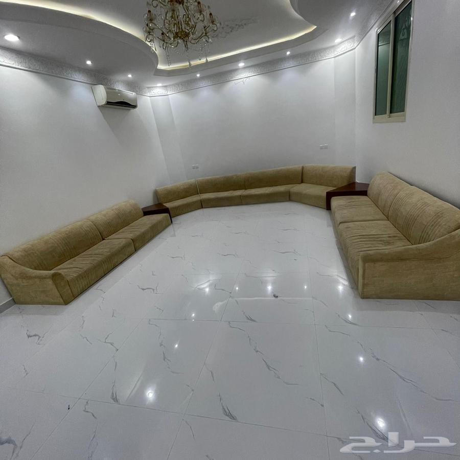 كنب ارضي للبيع المستعجل بحالة جيدة جدا الصامل م بختلف معاه64580075054465111