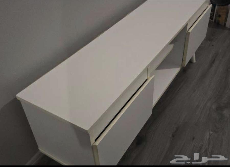 طاولة تلفاز الحالة مثالية اللون ابيض سبب البيع عدم احتياجه64560544486275111