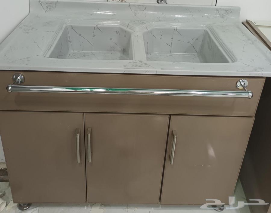Two cabinets and a sink in excellent condition64580458668802111