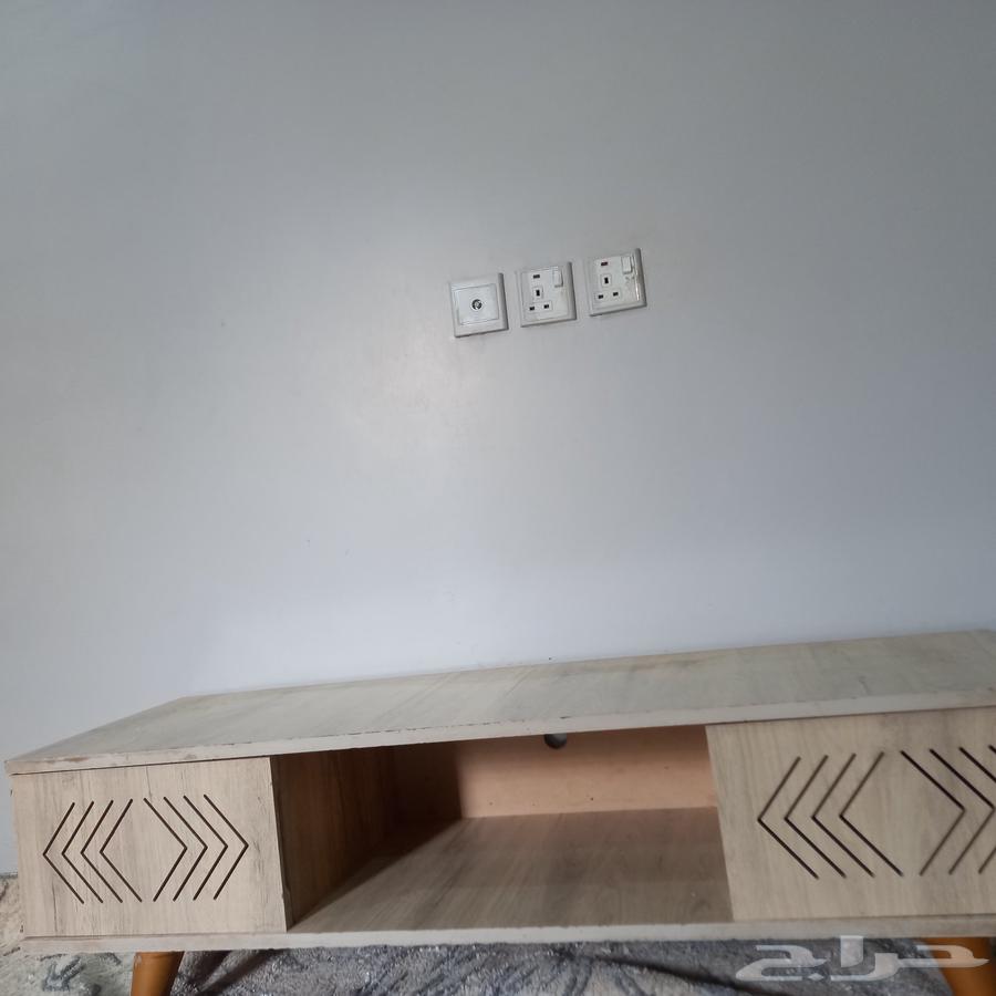 طاولة تلفزيون شبه جديده64582062492673110