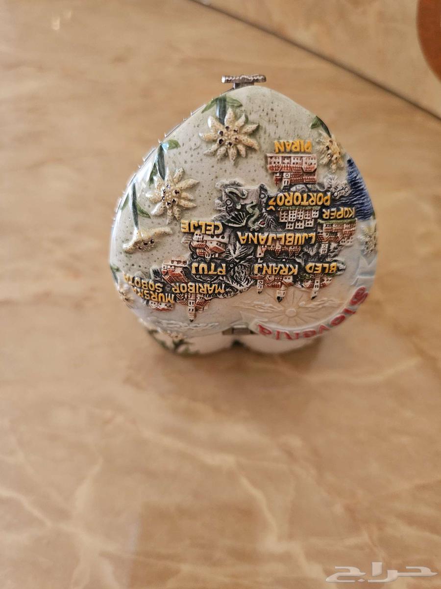 Various artworks64579883063425113