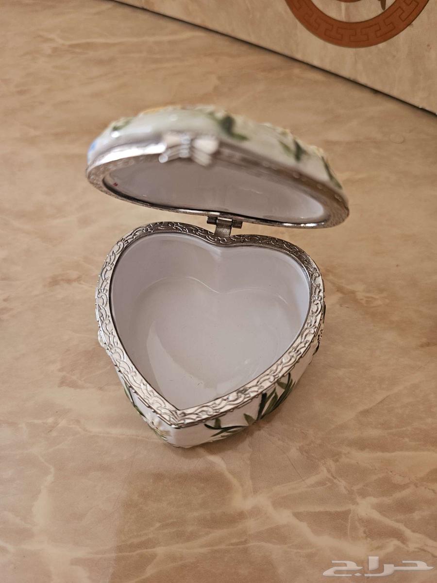 Various artworks64579883063425114