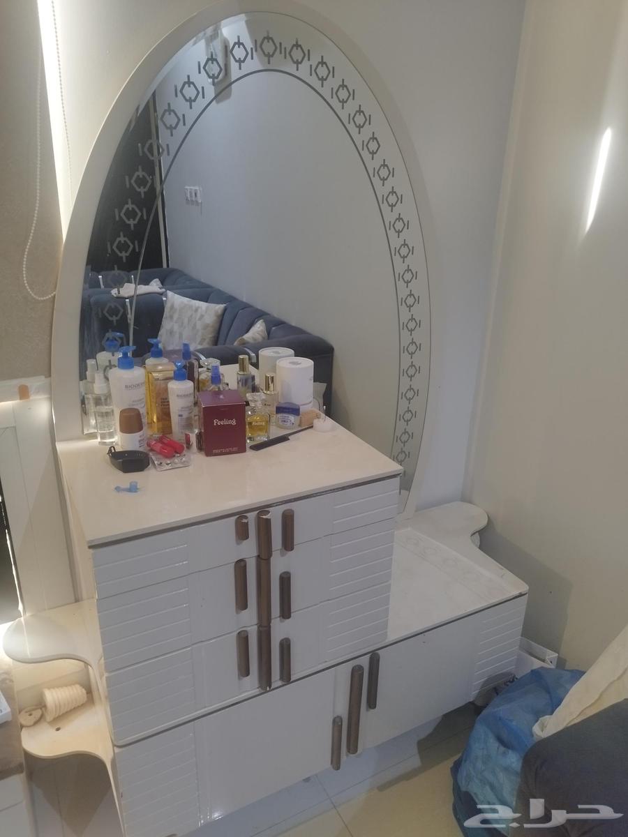 غرفة نوم سرير 2 متر و دولاب وتسريحه و 2 كومود و باف64585552267523114