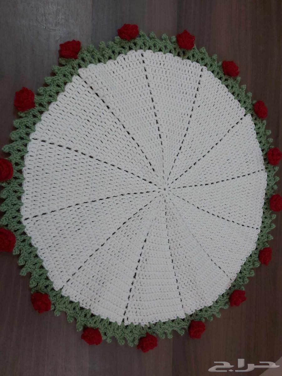 مفرش كروشيه 45 سنتميتر سكري مع ورد احمر 60 ريال  التوصيل على64586712720001110