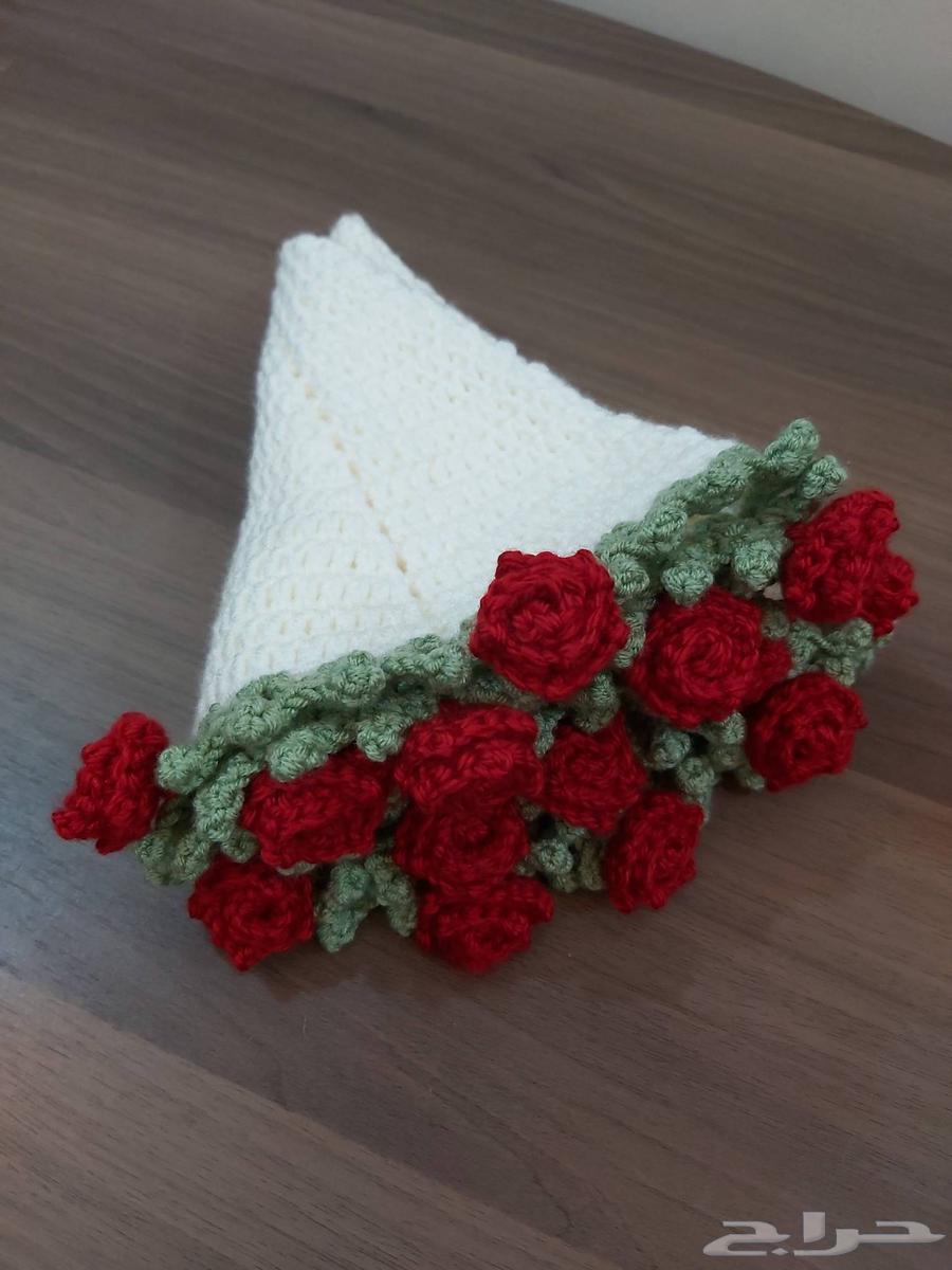 مفرش كروشيه 45 سنتميتر سكري مع ورد احمر 60 ريال  التوصيل على64586712720001114