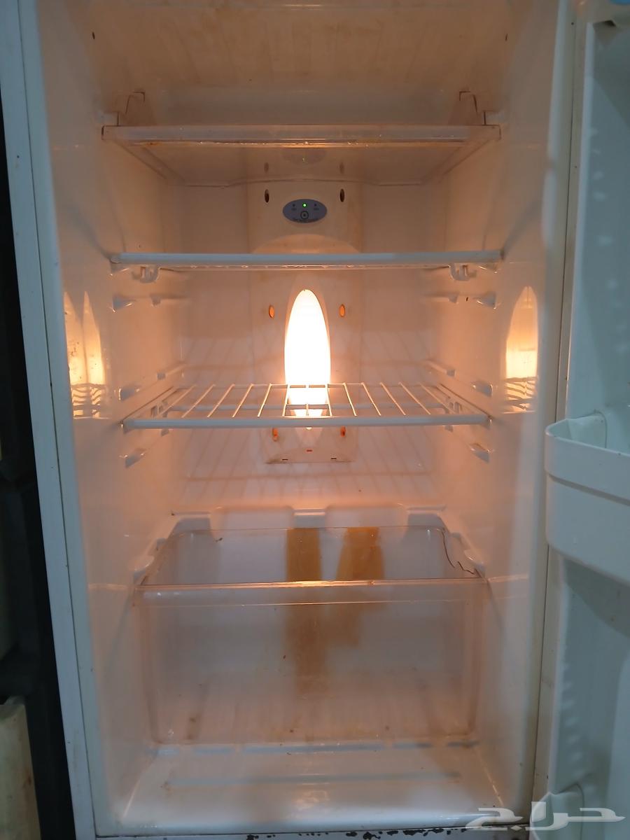 ثلاجة  ارتفاع متر و نصف  بحالة جيدة64583837716737111