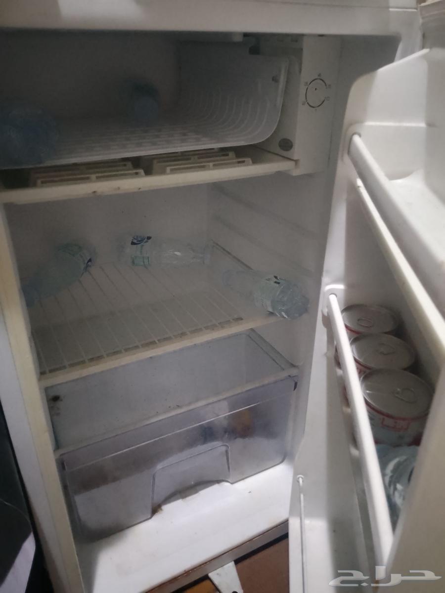 يوجد مكيفين طن ونص للبيع ممتازين وثلاجه صغيرة وسرير نفر للبي64582187676161112