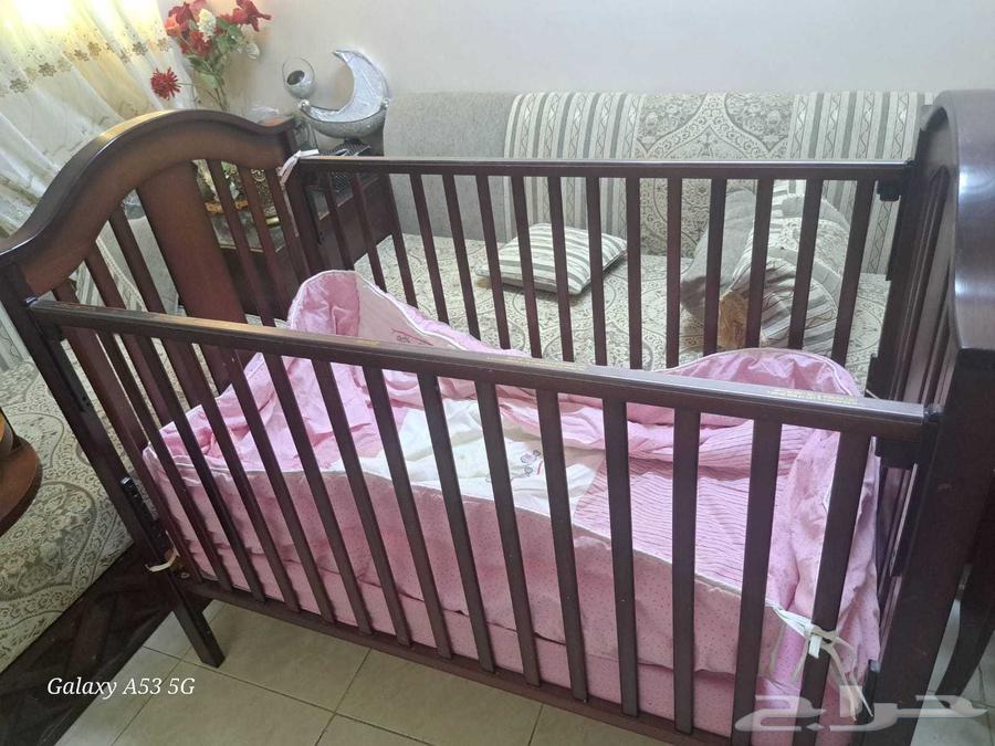 سرير أطفال تايواني كبير بحالة ممتازة للبيع64580812754690110