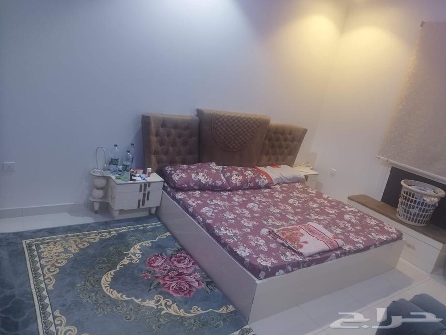 غرفة نوم سرير 2 متر و دولاب وتسريحه و 2 كومود و باف64585552267523110