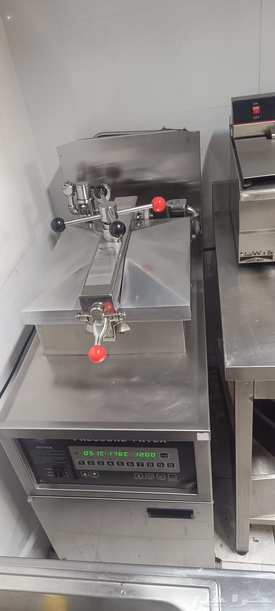 للبيع ماكينة بروست  م ين  بيتزا م يف 4 ثلاج  2 شاشا محل تقبي64584982137218112