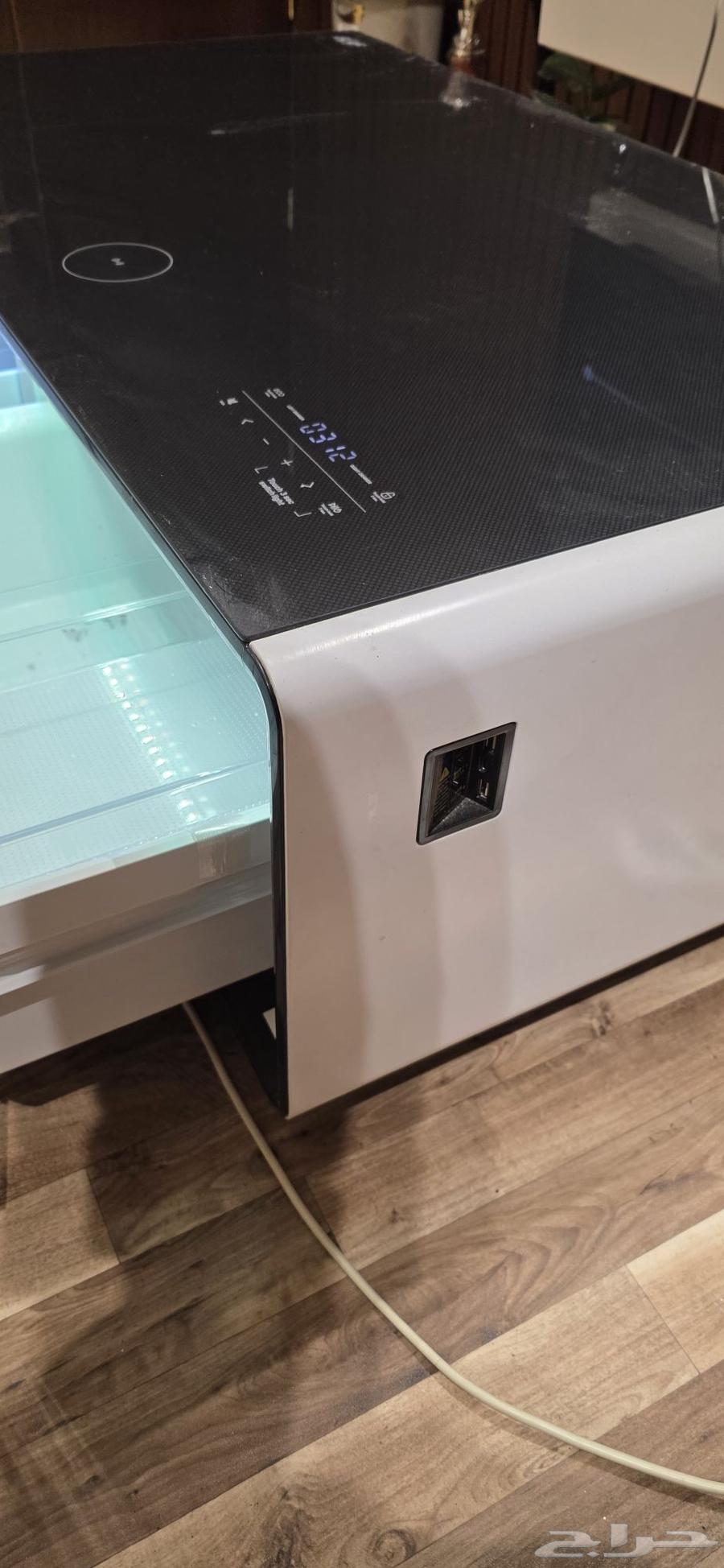 Table and fridge at the same time64583343816066111