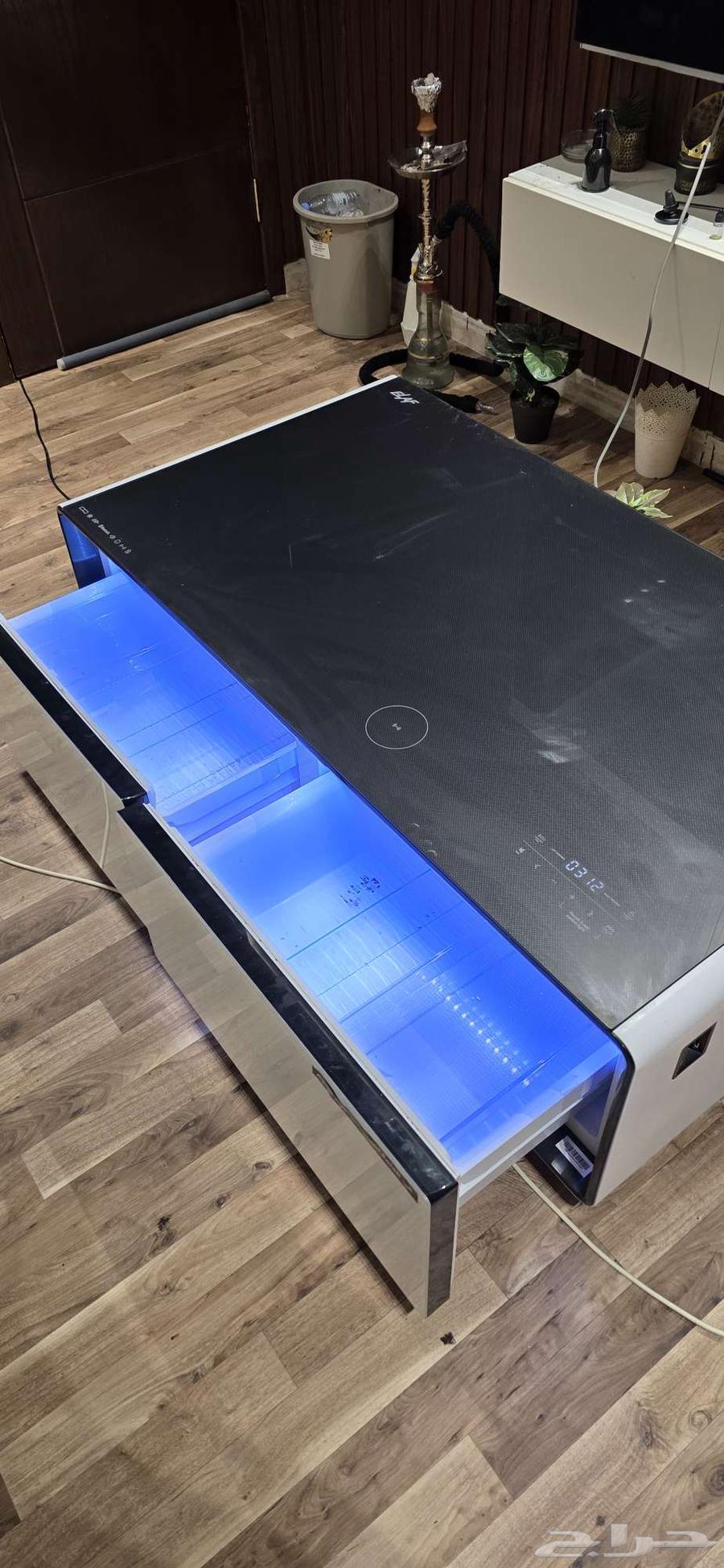 Table and fridge at the same time64583343816066110