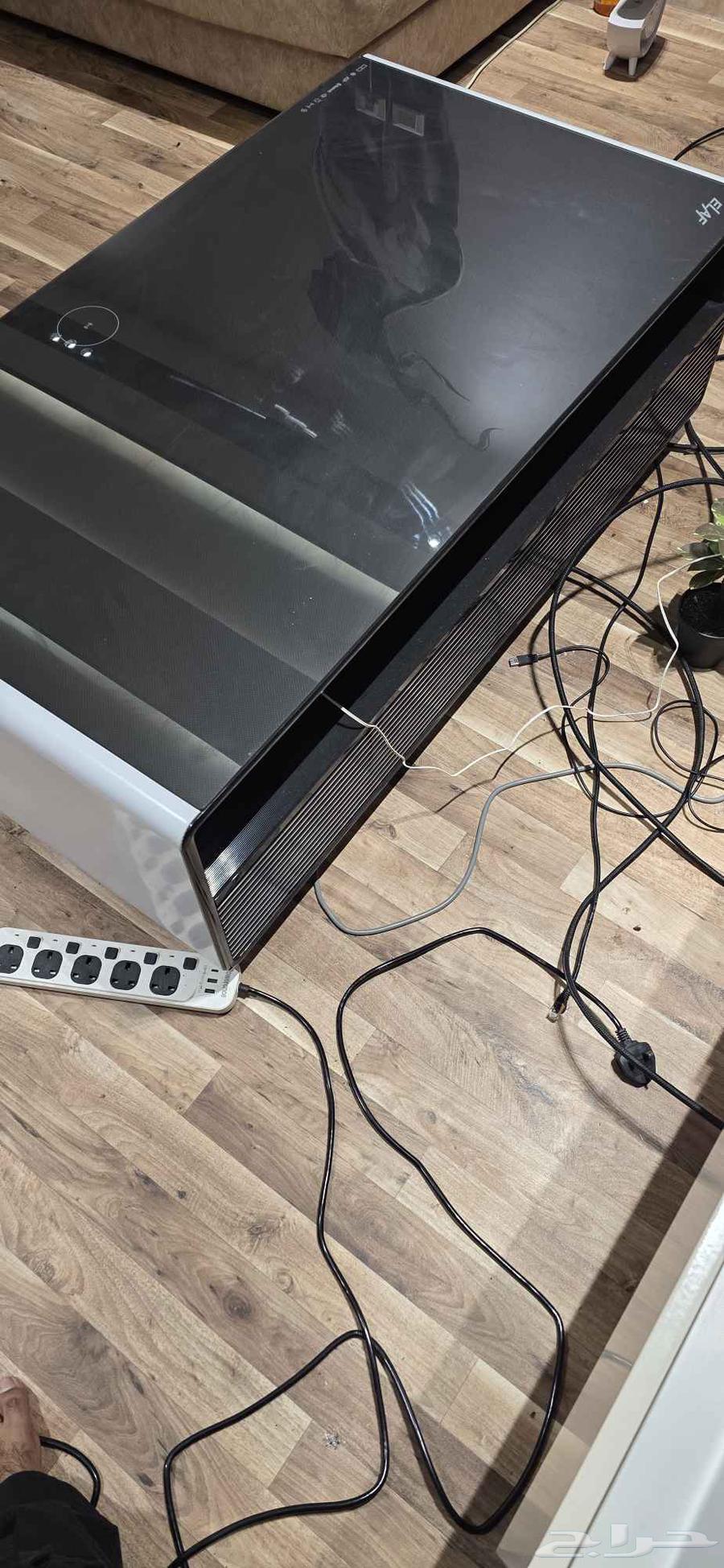 Table and fridge at the same time64583343816066112