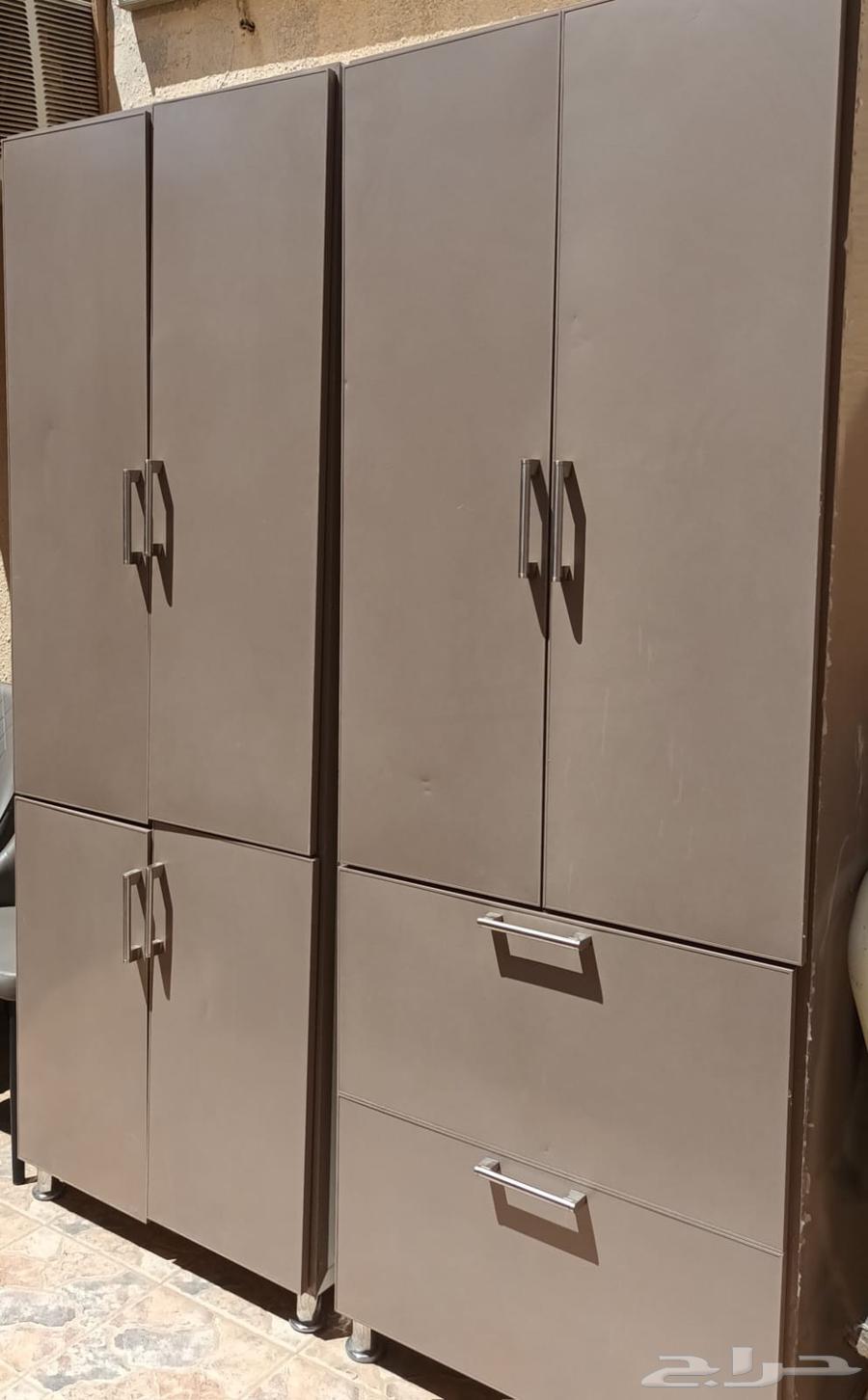 Two cabinets and a sink in excellent condition64580458668802110