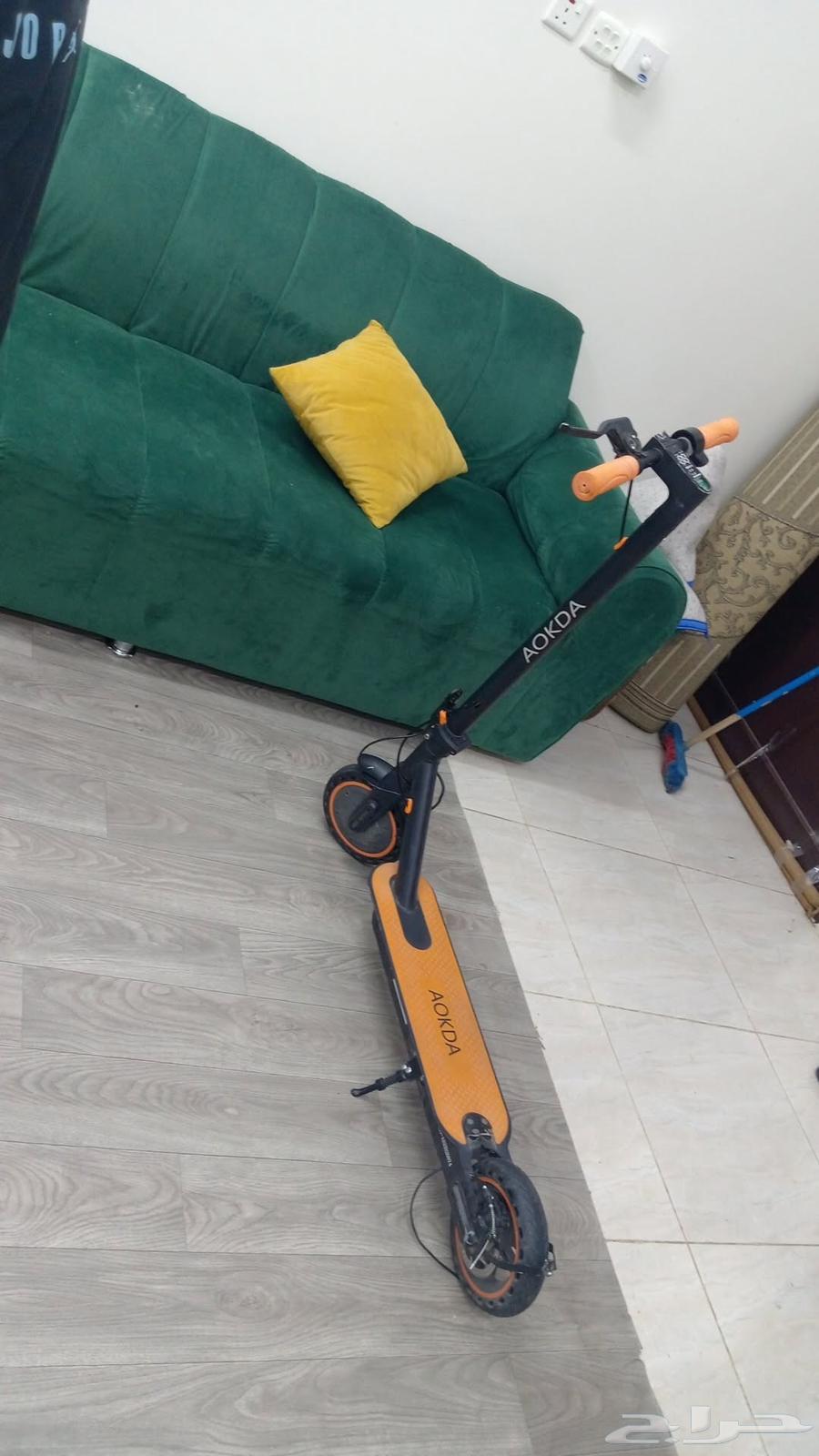 Hello, I have a Yibai scooter with charger, light, and power button, price is 30064594577412354110