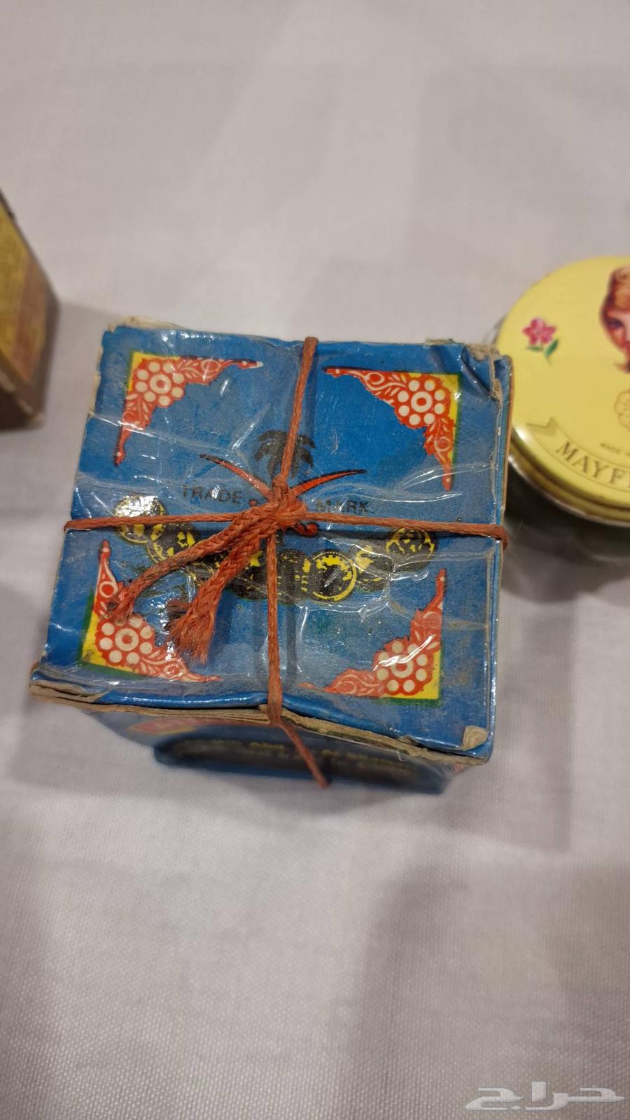 An old assorted set of sandalwood perfume and oil, all old and stored64593035271298111