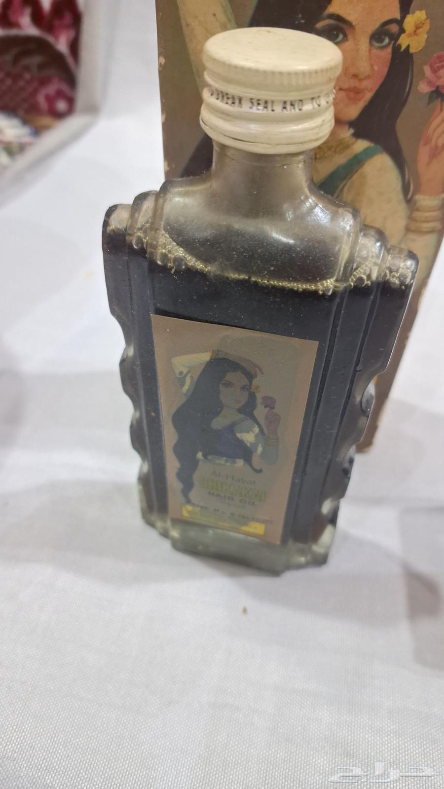 An old assorted set of sandalwood perfume and oil, all old and stored64593035271298112