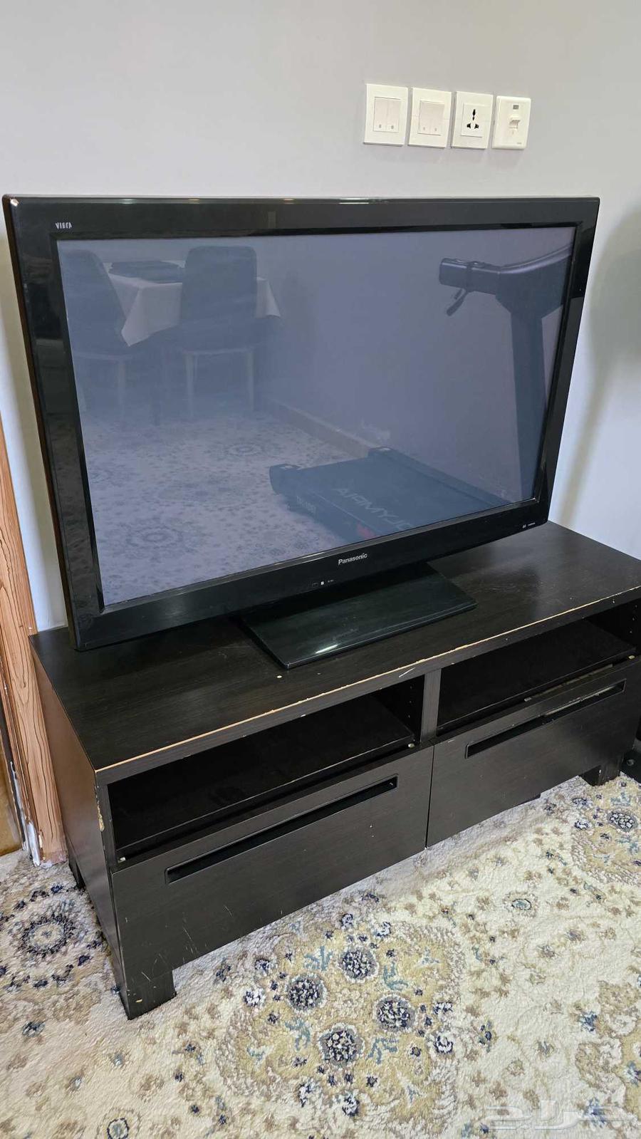 طاولة تلفاز السعر 200 وتلفزيون باناسوينك غير ذكي 52 بوصة 40064596116561410110