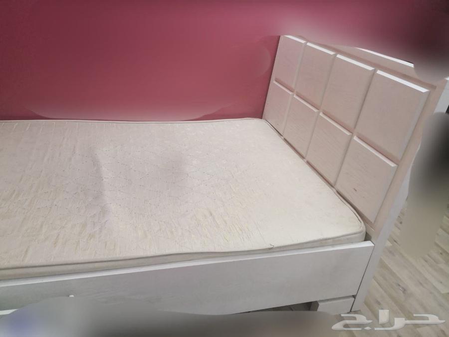 للبيع سرير ومرتبة مقاس نفر ونص بحالة ممتازة64595894569091113