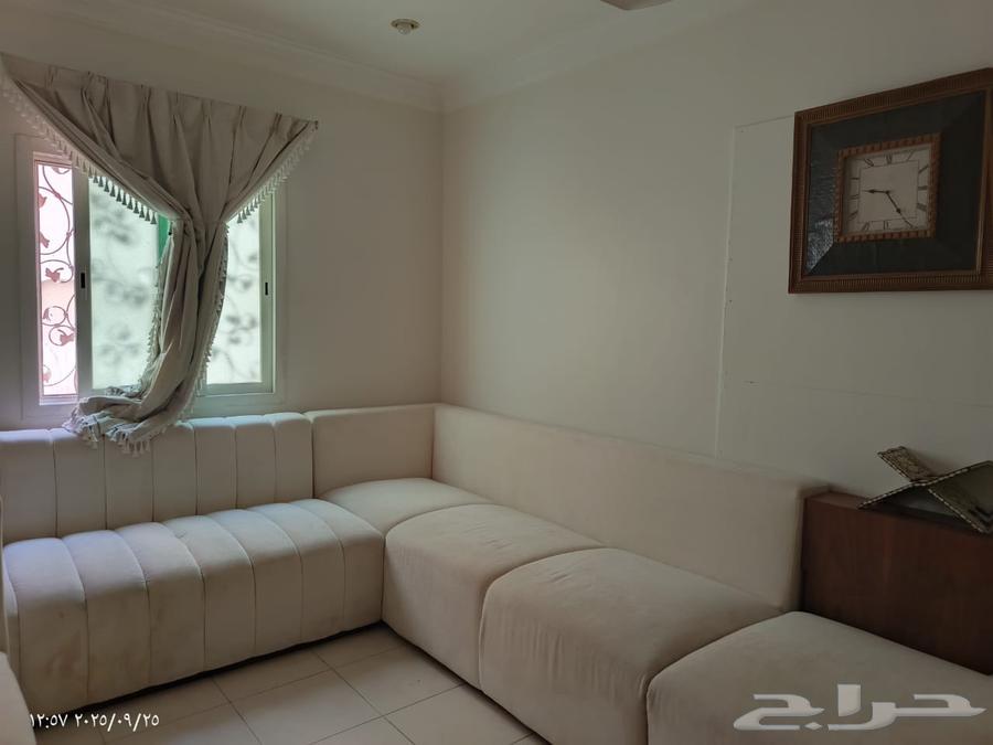 كنب حرف L ممتاز للبيع خشب متين ومريح لون بيج فاتح بسعر رمزي64594053787393110