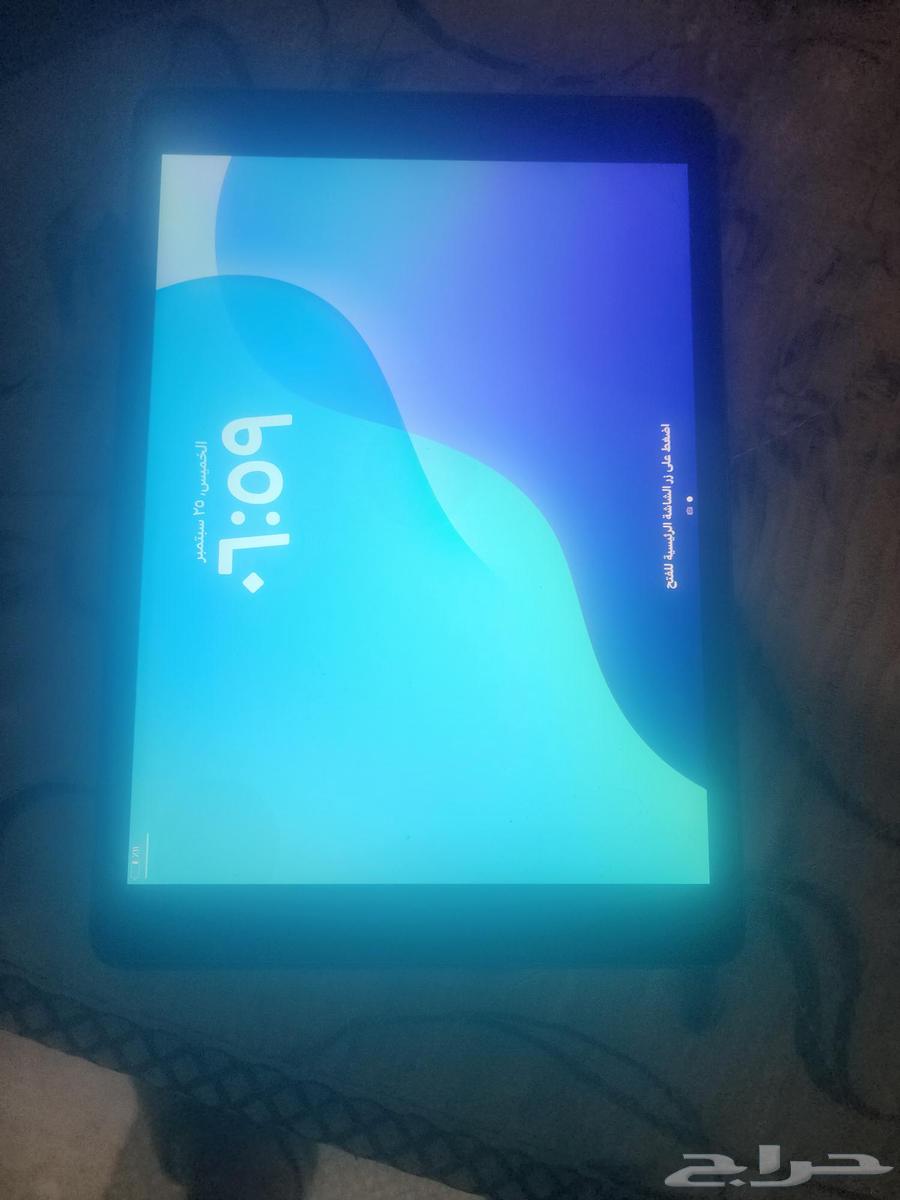 iPad 9th generation with slight crack on the outer screen, 64GB memory64593155530625111