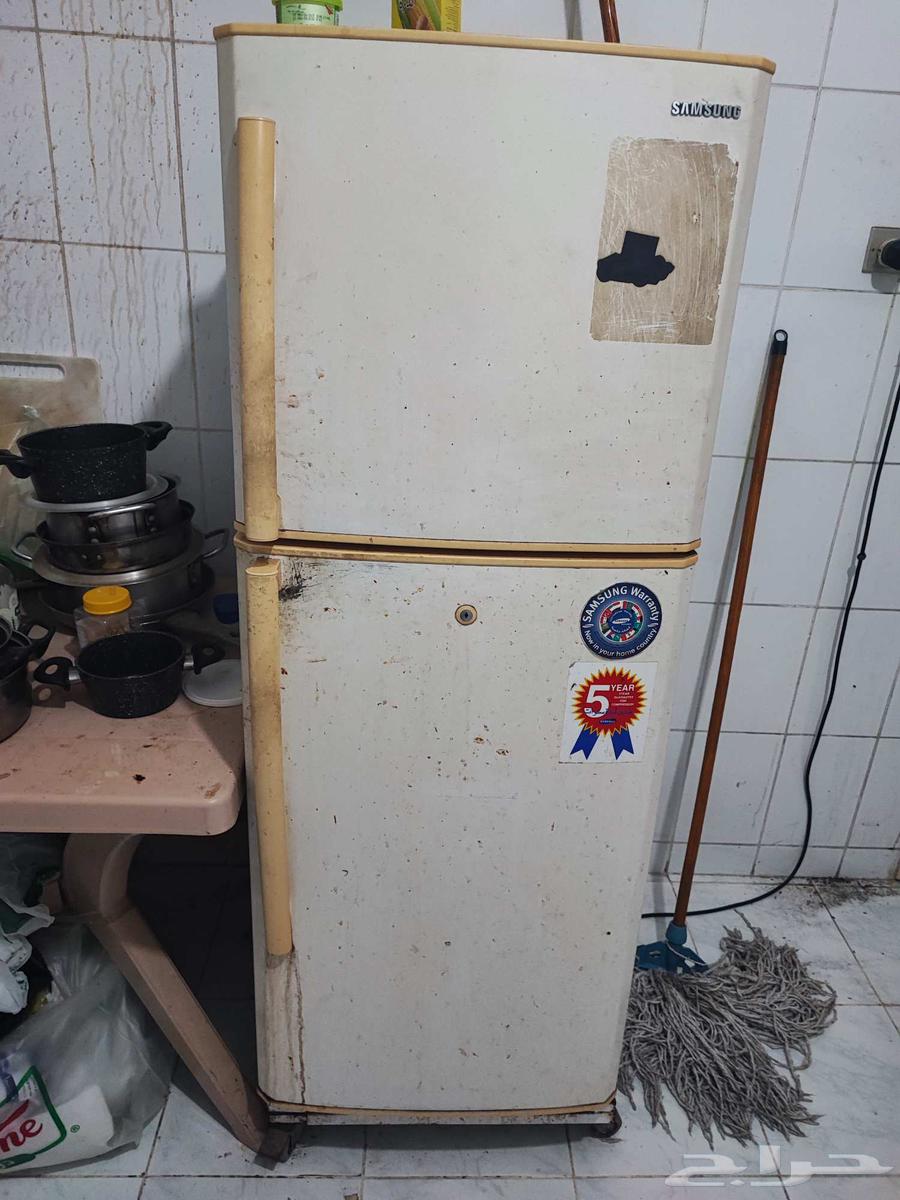 سرير خشب بالمرتبه ودولاب وكومودينو وثلاجه64594442549378110