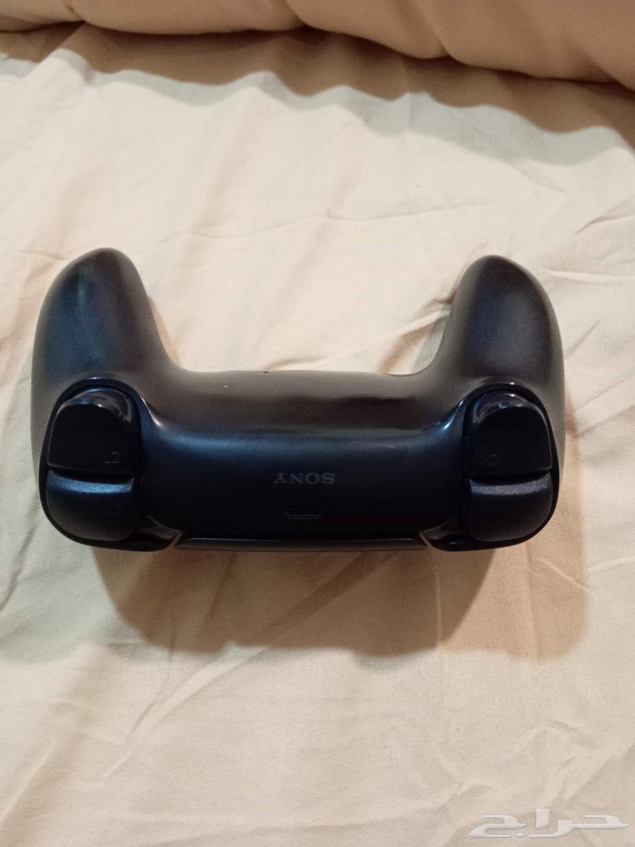 Sony Five controller is in good condition64592708979714111