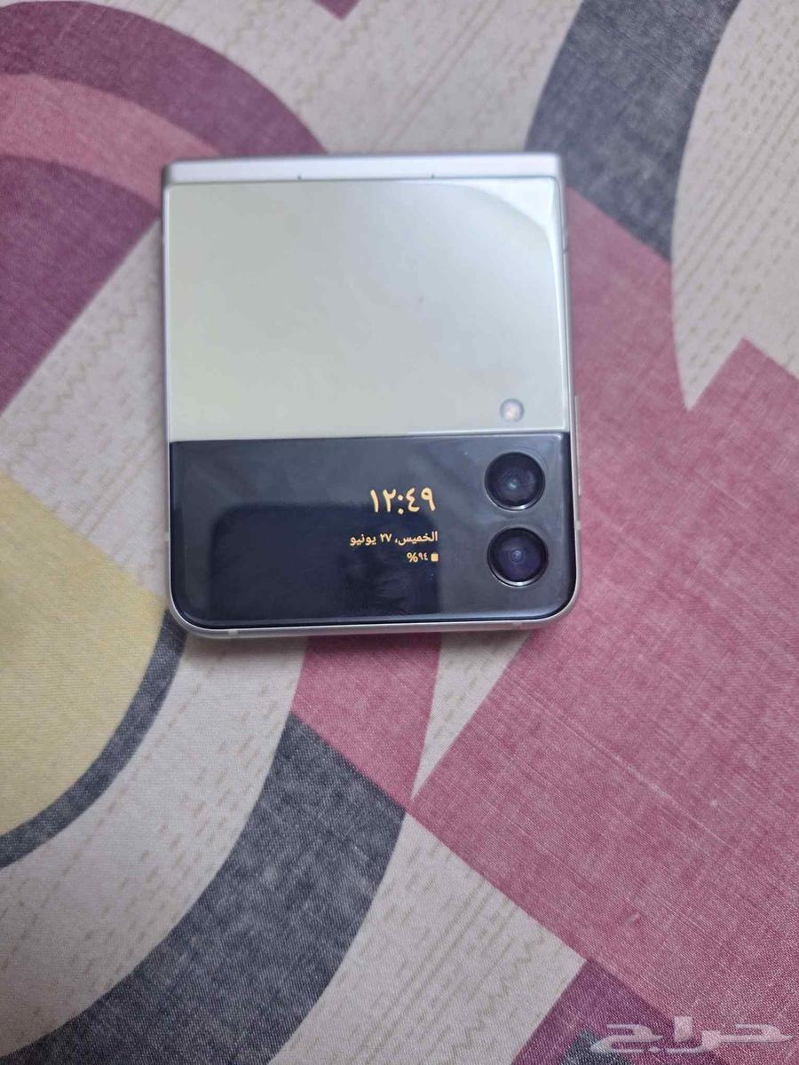 Galaxy ZFlip3 5G. Needs a screen, the rest of the phone has no scratches64592129939843112