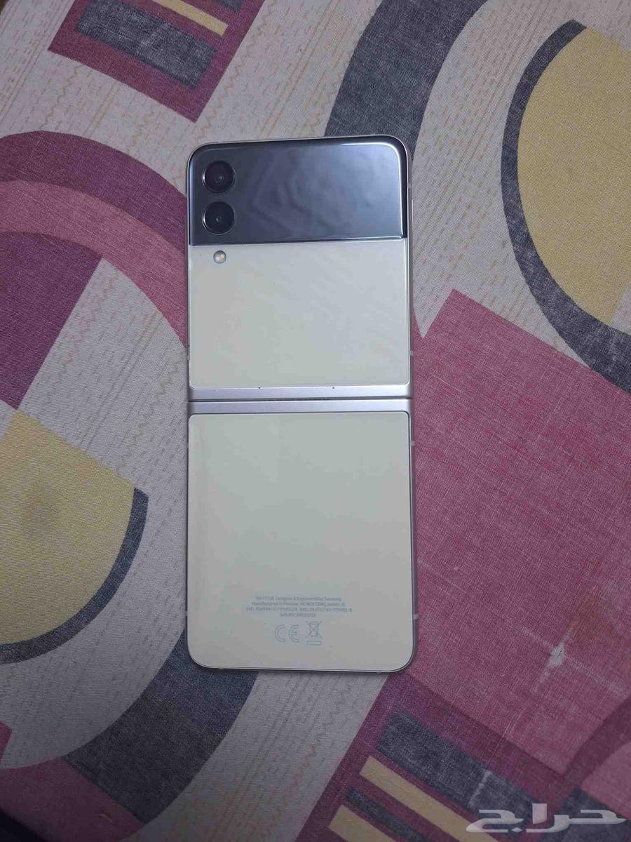 Galaxy ZFlip3 5G. Needs a screen, the rest of the phone has no scratches64592129939843110