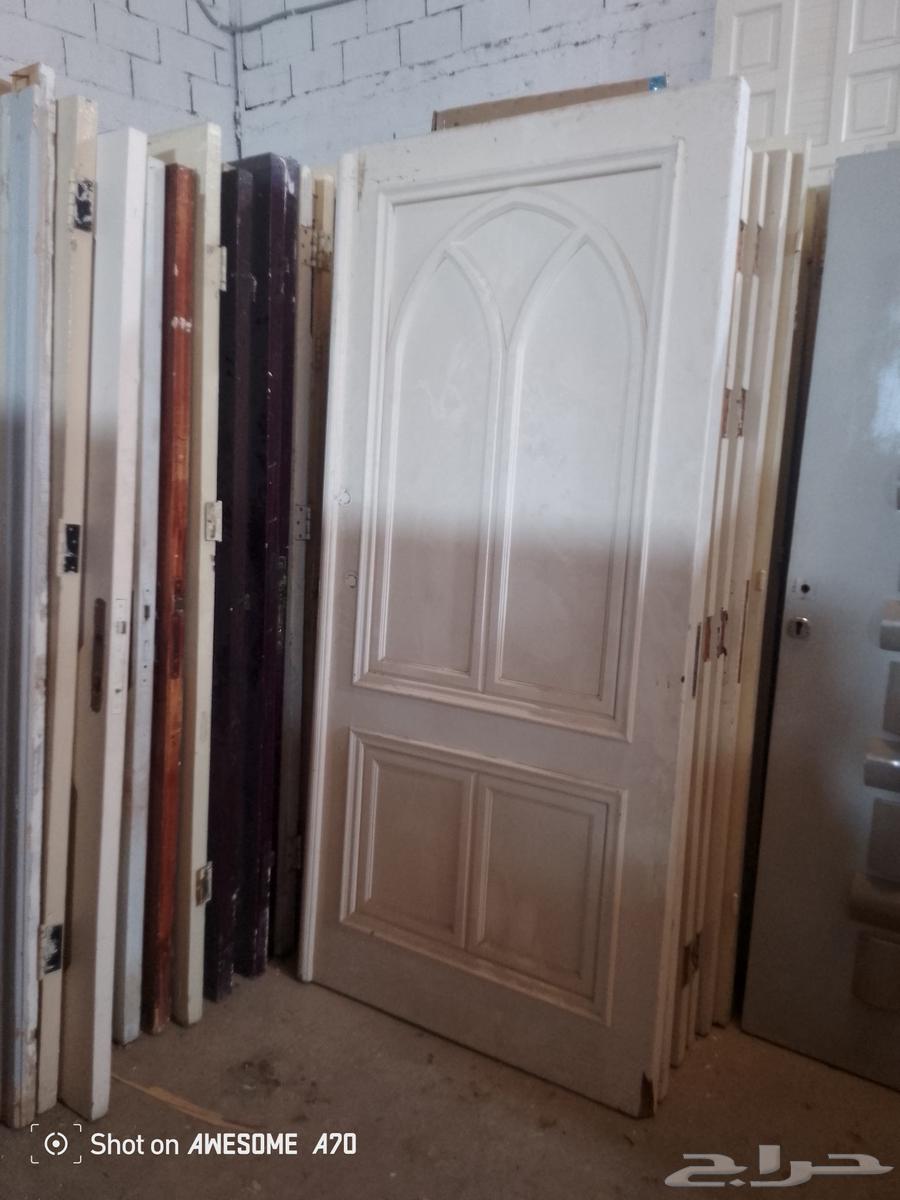 لدينا ابواب خشب مستعمل نظيف وشبابيك مستعمله نظيفه ونشتر ابوا64594211369091111