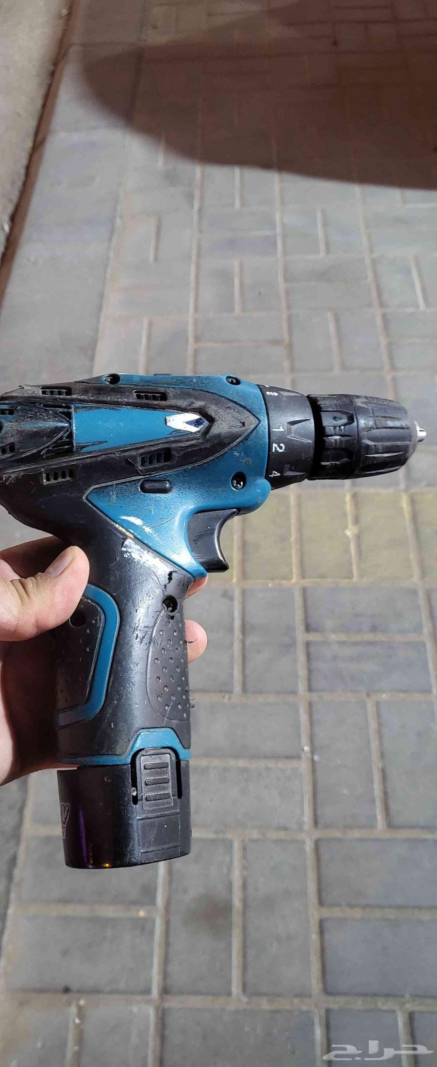 دريل بحاله ممتازه الازرق 50ريال شغال تمام والاحمر نظيف جدا64589104481793113