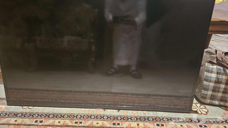 شاشات مستخدمه وحده مكسورة والثانية سليمه64592684986497110