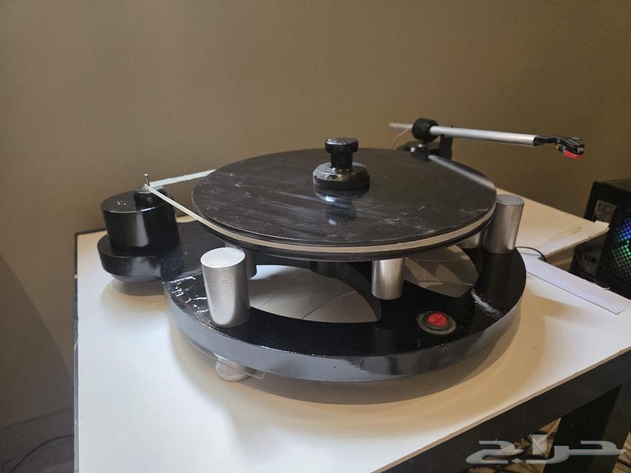 Modern record player64591924657409110