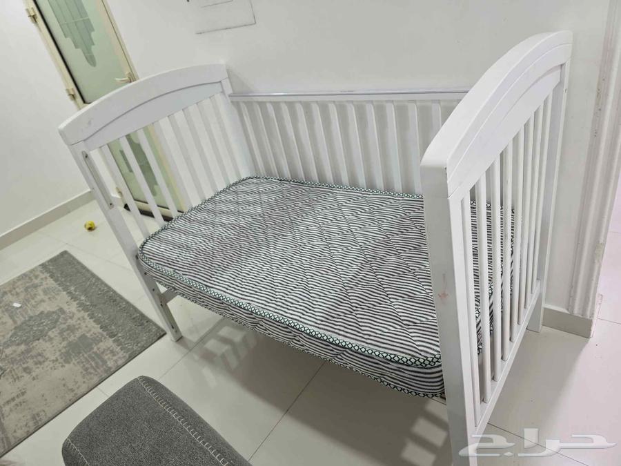 سرير اطفال مستعمل السعر 70 ريال .64592456743682110