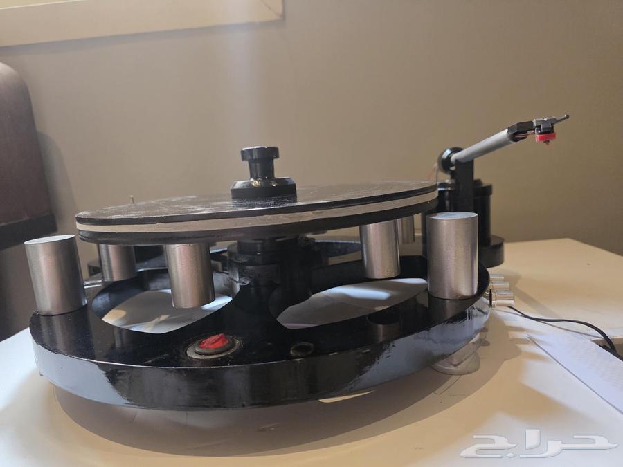 Modern record player64591924657409112