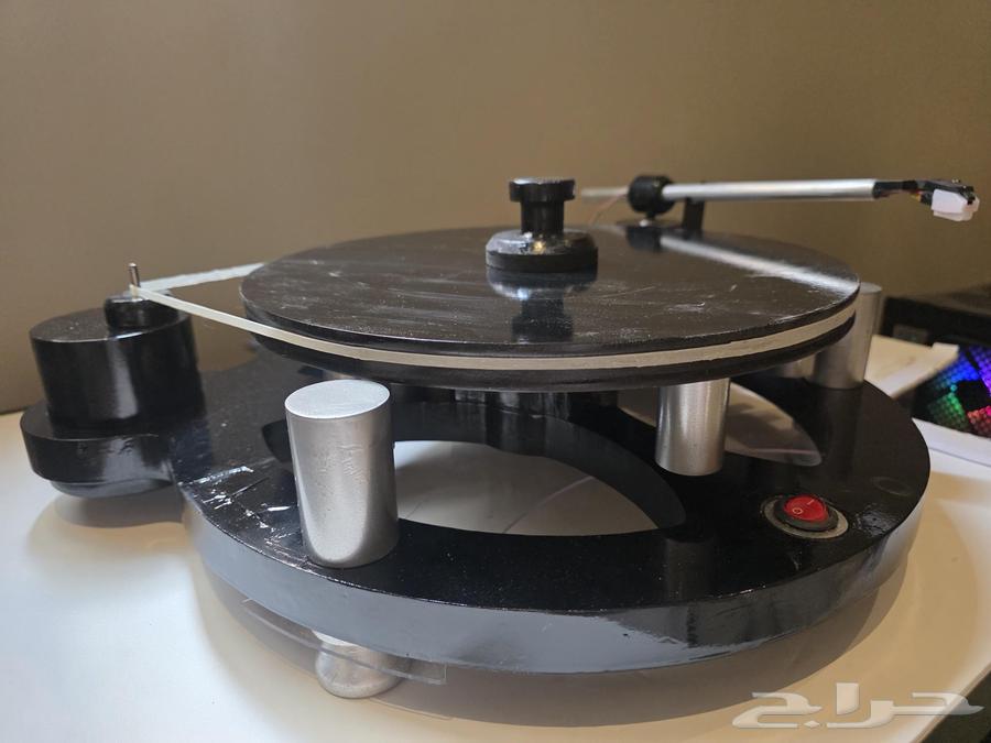 Modern record player64591924657409111