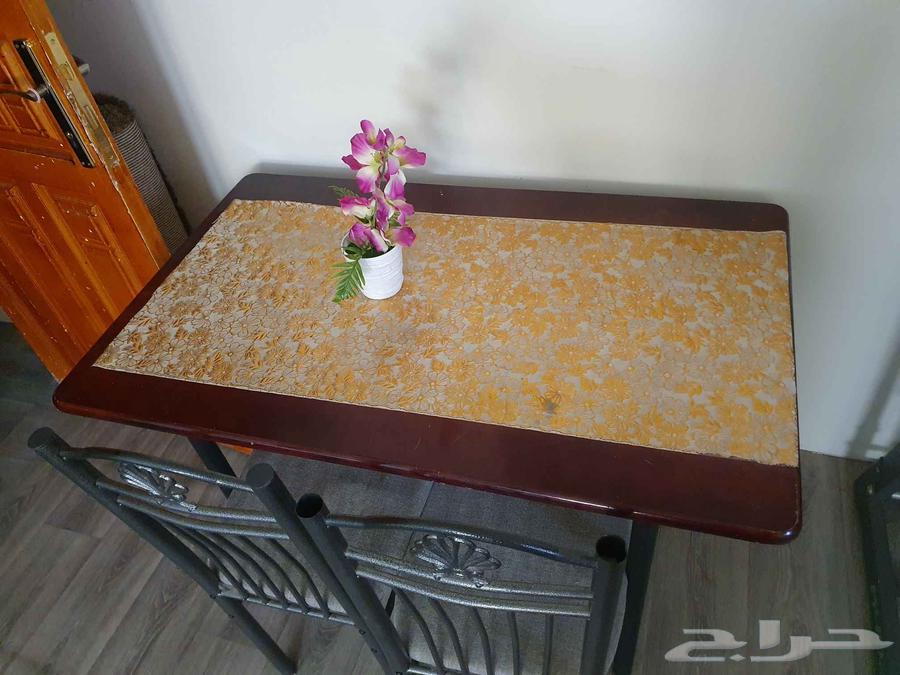 سير كهربائي وطاوله معاها 2 كراسي سبب البيع عدم الحاجه لهم64590480369667110